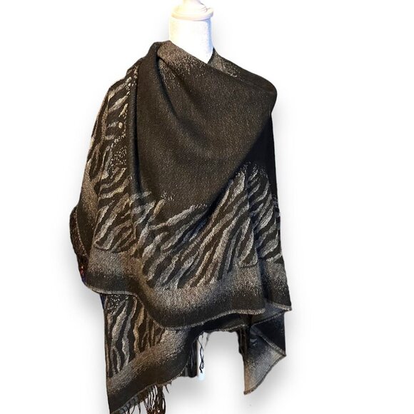 Elegant Black and Gray Wrap - Picture 2 of 15